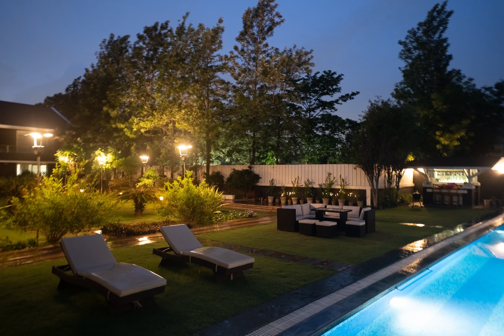 Poolside Bar & Party Zone